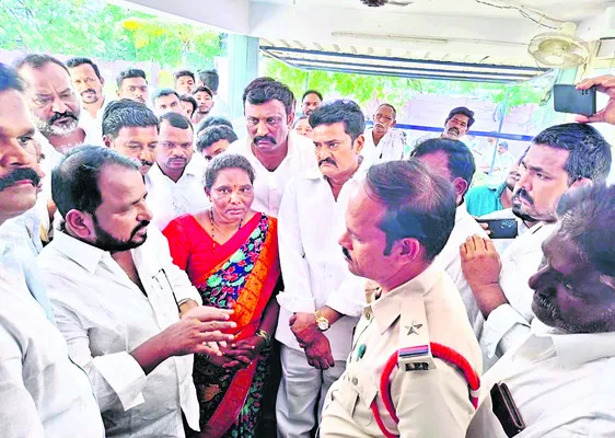 వైఎస్సార్సీపీ కార్యకర్తలకు అండగా ఉంటాం
