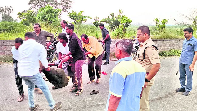 ఎస్పీ పైలట్ వాహనంలో ఆస్పత్రికి..