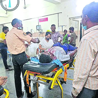 లారీని ఢీకొన్న టాటా మ్యాజిక్‌ 