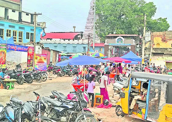 గుడి ఎదుట గజిబిజీ