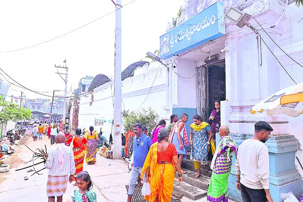 భీమన్న సన్నిధి.. భక్తుల సందడి