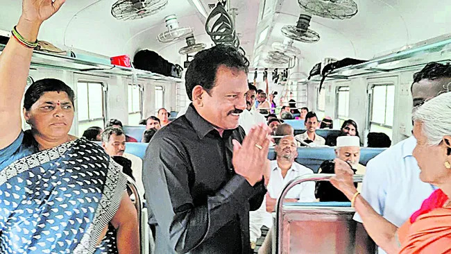 రైలులో అశోక్‌బాబు ప్రయాణం 