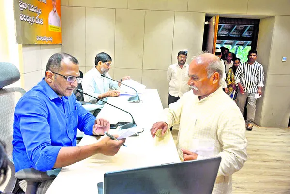 ప్రజా సమస్యల పరిష్కారానికి కృషి చేయాలి