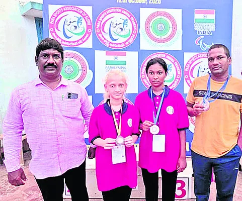 సత్తా చాటిన జిల్లా స్విమ్మర్స్