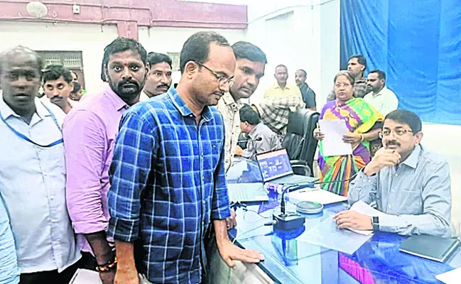 ● జీతాలందక అవస్థలు