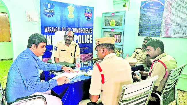 ఐనవోలు పీఎస్ను సందర్శించిన కేంద్ర పోలీస్ అధికారి