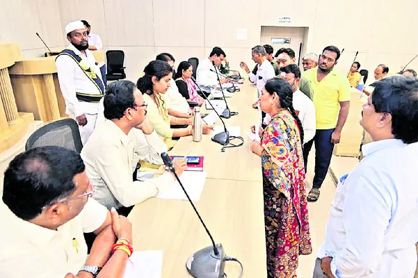 కనీస వసతులు కల్పించండి