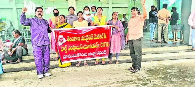 పెండింగ్‌ వేతనాలు వెంటనే చెల్లించాలి