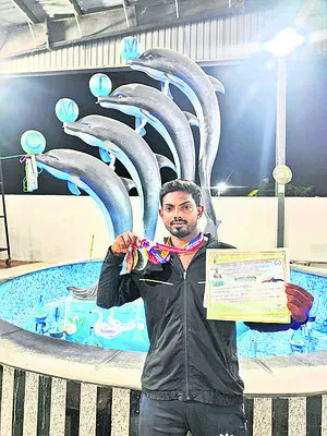 స్విమ్మింగ్ పోటీల్లో వాడనర్సాపురం యువకుడి ప్రతిభ