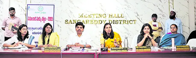 వెంటనే రోడ్లకు మరమ్మతులు
