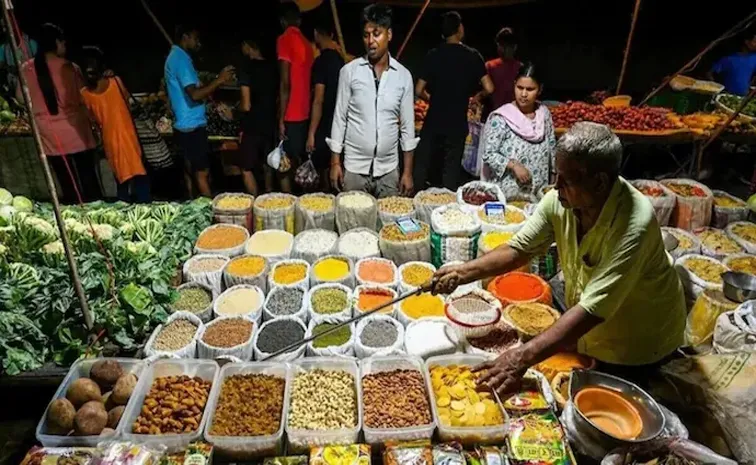 ఎనిమిదేళ్ల కనిష్టానికి తగ్గిన ధరల దూకుడు