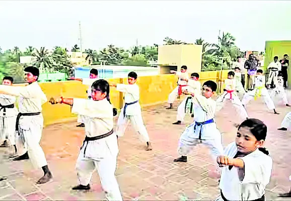 బాలికలకు స్వీయరక్షణలో శిక్షణ