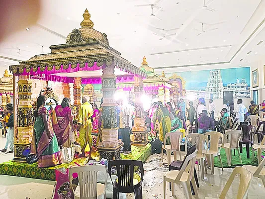 పెళ్లి బృందాలకు క్షవర కల్యాణం