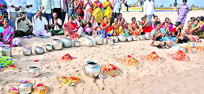 నీ చెంతనే బతుకుతున్నాం.. కాపాడు తల్లీ.. 