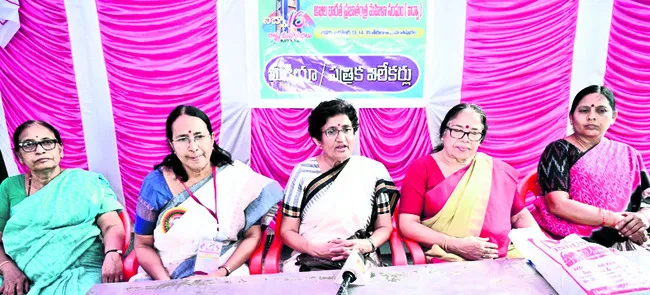 జిల్లా అంతటా మంగళవారం ఉష్ణోగ్రతలు స్థిరంగా నమోదయ్యాయి. ఆకాశం పాక్షికంగా మేఘావృతమై అక్కడక్కడా తుంపర్లు పడ్డాయి. గంటకు 8 నుంచి 14 కి.మీ వేగంతో ఈశాన్యం నుంచి నైరుతి దిశగా గాలి వీచింది. 