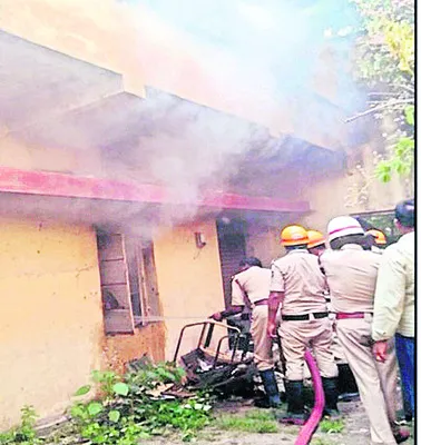అగ్నిప్రమాదంలో పాత రికార్డులు దగ్ధం