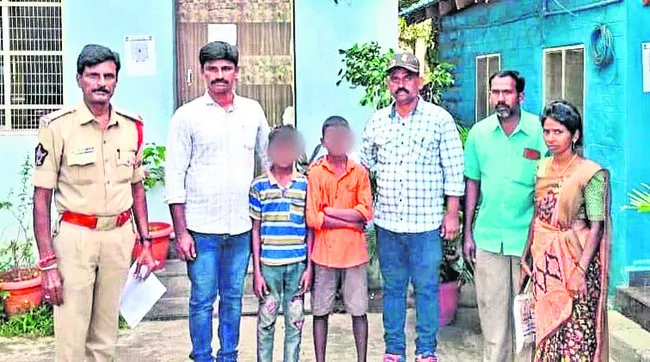ఇద్దరు చిన్నారులను రక్షించిన పోలీసులు