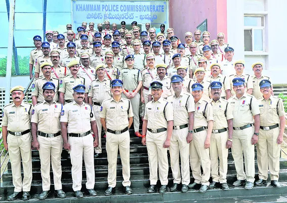 పతక విజేతలను అభినందించిన సీపీ