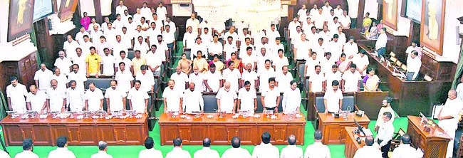 కరూర్‌ మృతులకు నివాళి