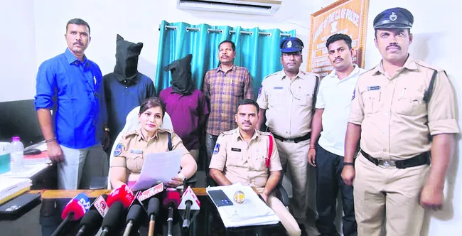 ‘అధిక వడ్డీ’ కేసులో ఇద్దరి అరెస్ట్