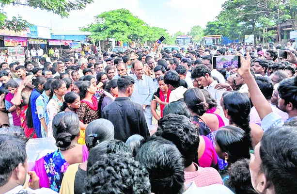 బాలిక మృతదేహంతో ధర్నా