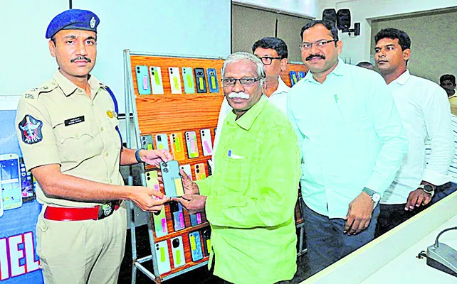 మొబైల్ఫోన్లు బాధితులకు అప్పగింత