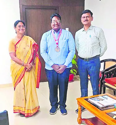 ఈత పోటీలలో రైల్వే ఉద్యోగి ప్రతిభ
