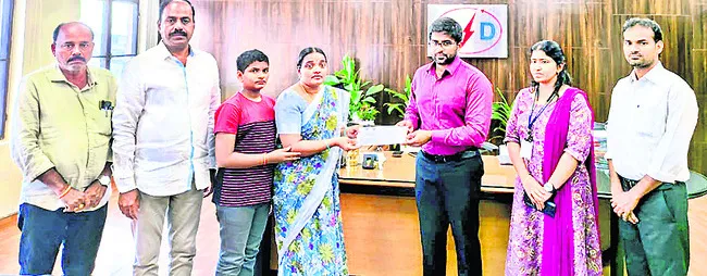 అన్మ్యాన్డ్ వర్కర్ కుటుంబానికి ఆర్థిక సాయం