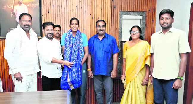 అనన్యశ్రీని అభినందించిన సీఎం 