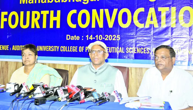 స్నాతకోత్సవానికి హాజరు 
