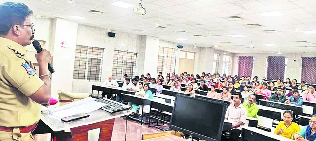 డ్రగ్స్‌కు విద్యార్థులు దూరంగా ఉండాలి 
