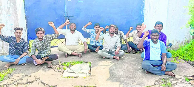 ఐటీఐ గేటుకు తాళం వేసి నిరసన