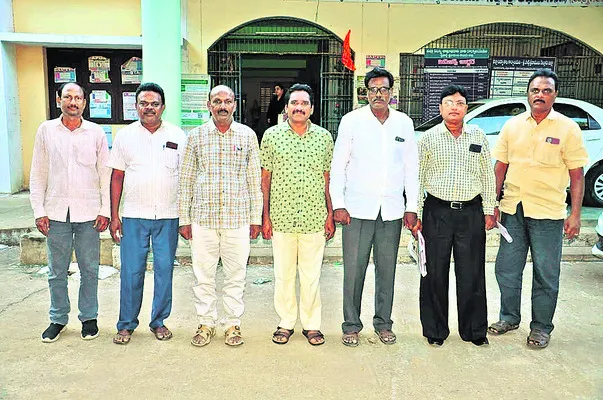 టీచర్లను రిలీవ్ చేయాలని డిమాండ్