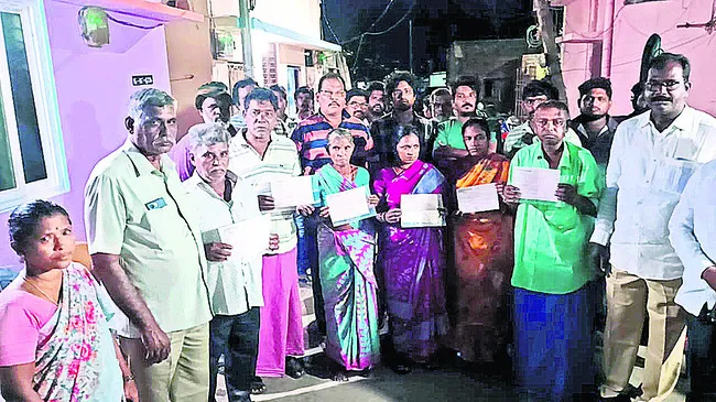 బాధిత కుటుంబాలకు నగదు బాండ్ల అందజేత