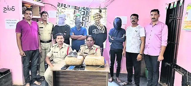 గంజాయి తరలిస్తున్న నలుగురి అరెస్టు