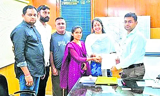 రోడ్డు పనులు పూర్తి చేయండి