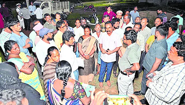 కలెక్టర్‌కు జగనన్న కాలనీల్లో సమస్యలు ఏకరవు 