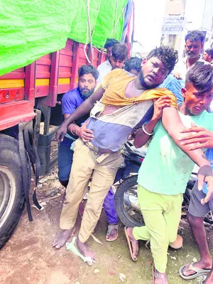 రోడ్డు ప్రమాదంలో డ్రైవర్ మృతి