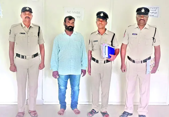 ఎర్రచందనం అక్రమ రవాణా కేసులో నిందితుడికి జైలుశిక్ష