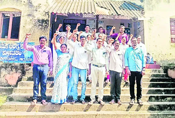 నల్లబ్యాడ్జీలతో వైద్య సిబ్బంది నిరసన
