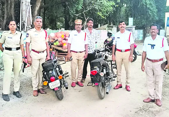 ద్విచక్ర వాహనాలు సీజ్‌ 