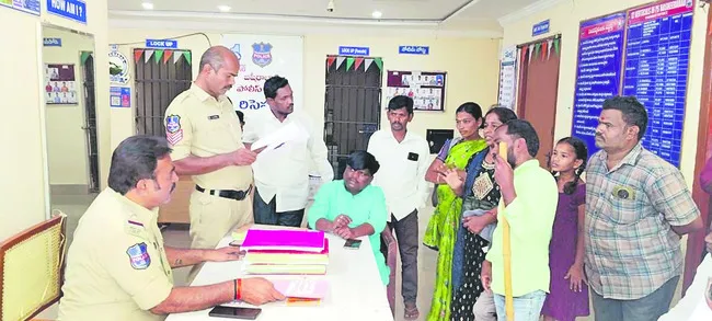 బషీరాబాద్ ఎస్ఐని సస్పెండ్ చేయాలి