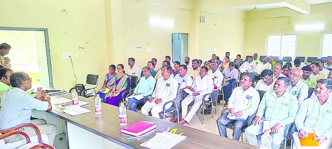 మహిళా సంఘాలను బలోపేతం చేయాలి 