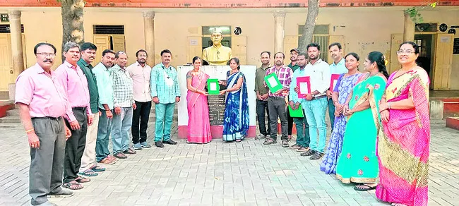 కొత్త టీచర్లకు సర్వీసు రిజిస్టర్లు పంపిణీ