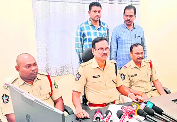పరారై
