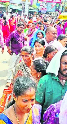 పోటెత్తిన భక్తులు 