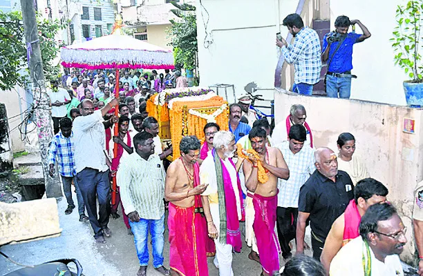 హంసవాహనంపై సిరుల తల్లి