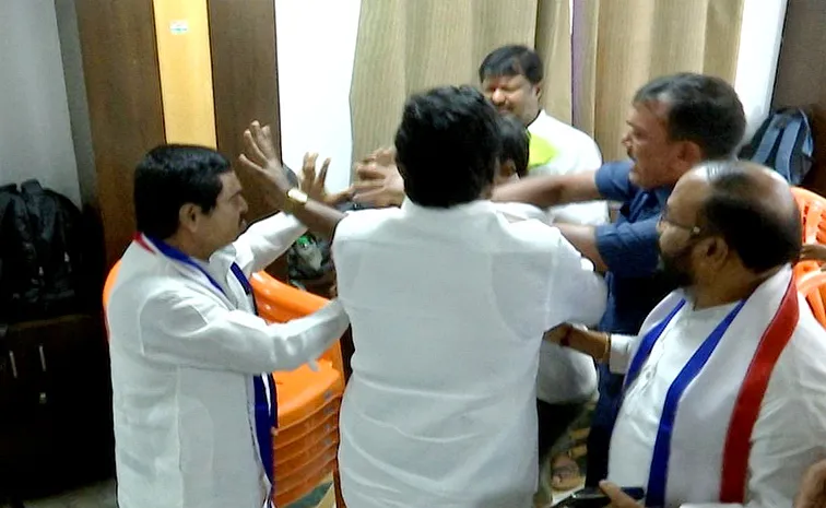 బీజేపీ ఆఫీసులో ఉద్రిక్తత.. తన్నుకున్న నేతలు