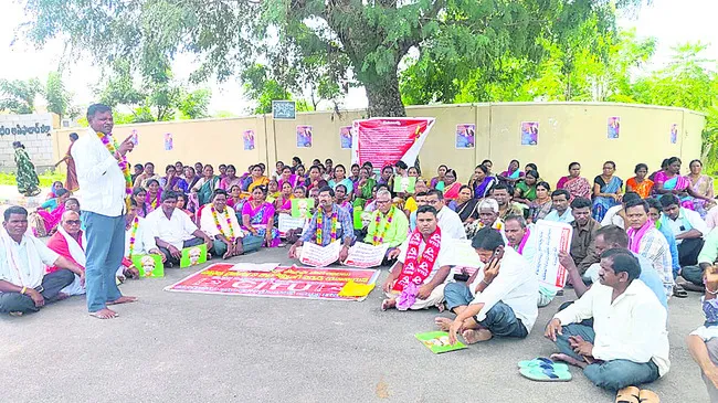సమ్మె వీడని కార్మికులు
