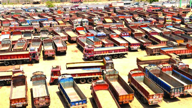 లారీ పరిశ్రమ కుదేలు 